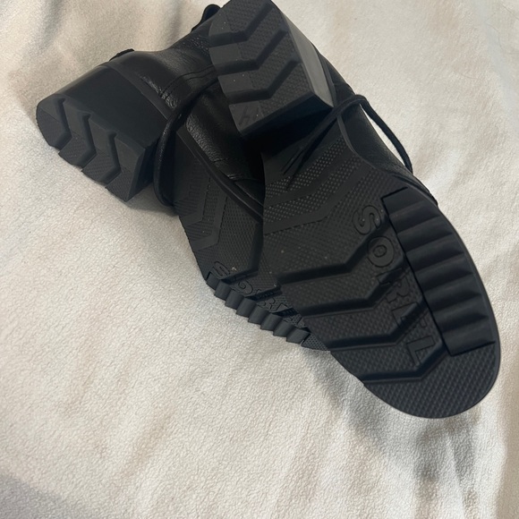 Sorel Women's Cate Black Leather Lace-up Booties - Picture 7 of 7